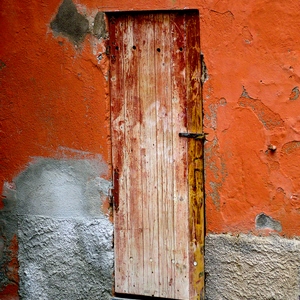Porte en bois sur mur cimenté orange et gris - Italie  - collection de photos clin d'oeil, catégorie portes